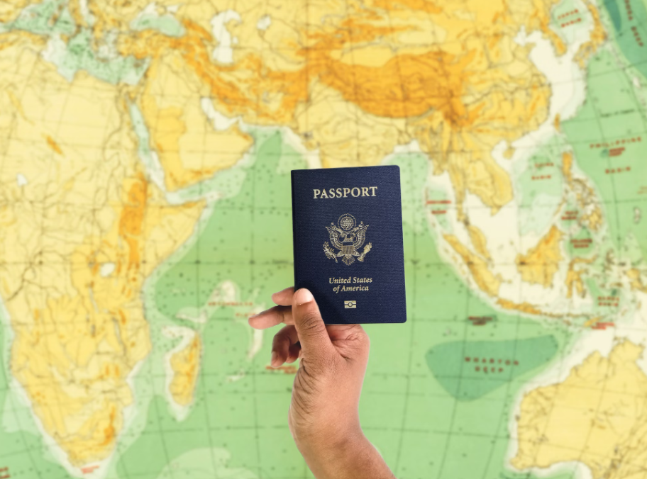 A person holding a US passport.